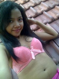 ABG Cantik Narsis Diatas Genteng